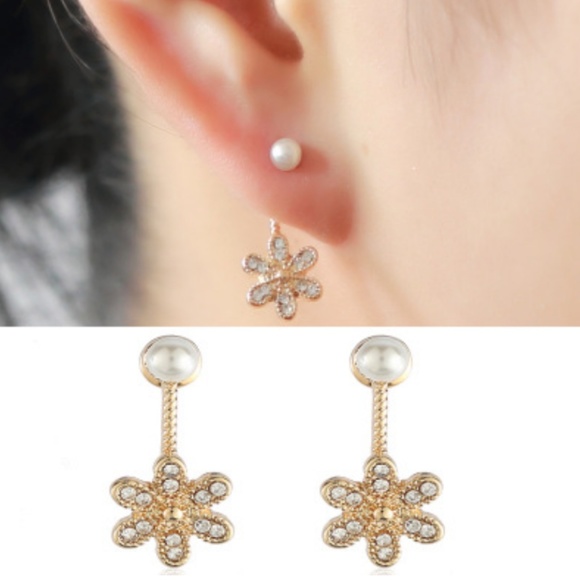 Jewelry - NEW pearl flower ear jackets